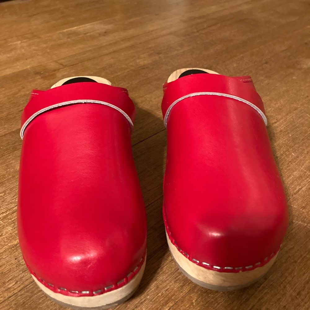 Red Lotta Clogs